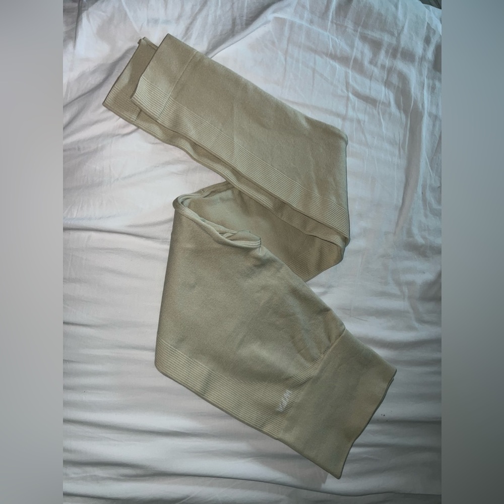 WHITE FOX seamless high waisted leggings, size small, color Cuban sand